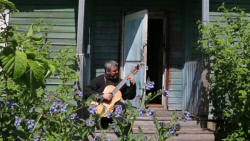 Настоятель православного Храма мастерит гитары и скрипки в Архангельской области