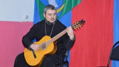 Островной «Страдивари». Сельский священник планирует открыть скрипичную школу